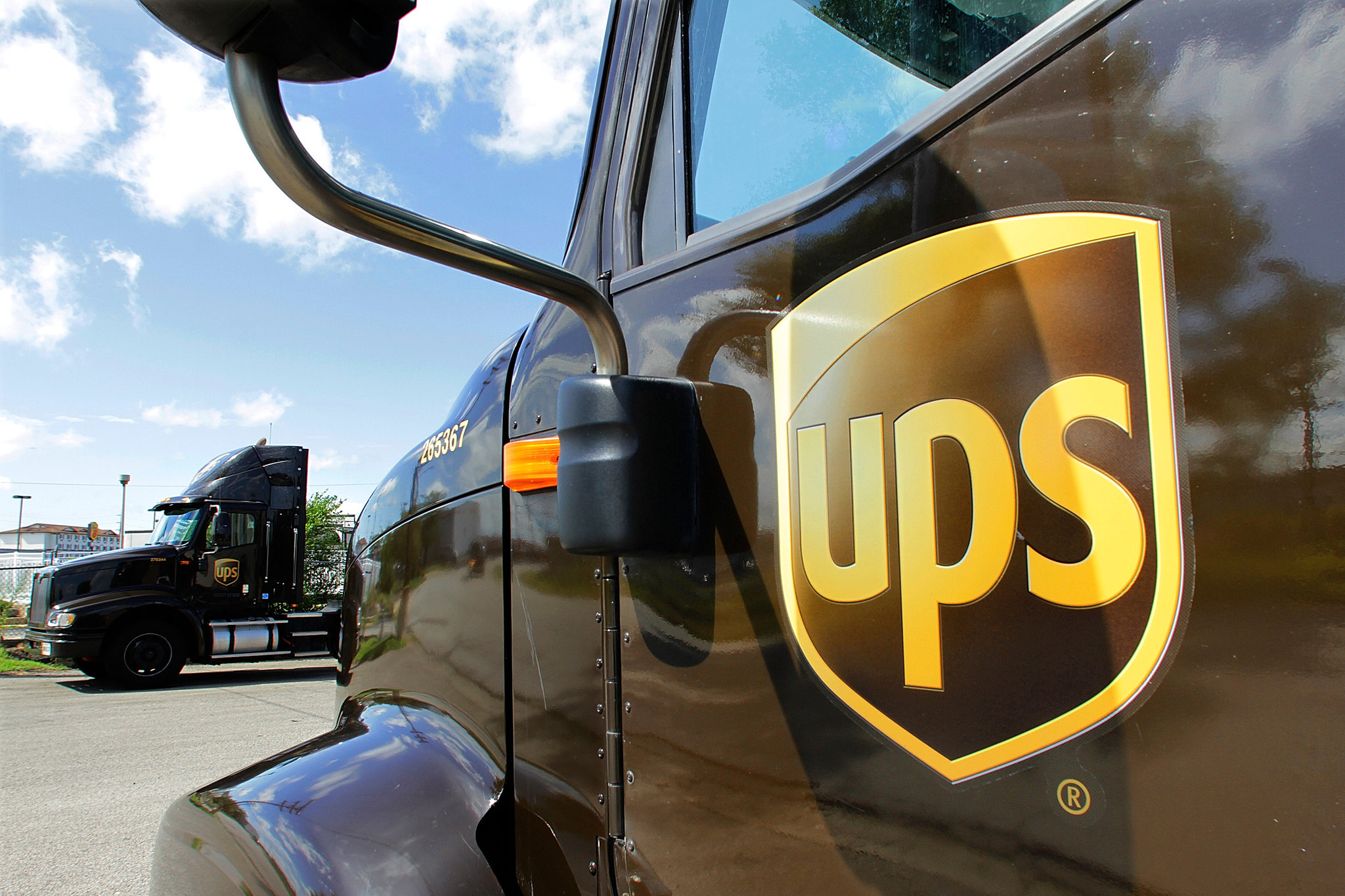 UPS Air Maintenance Workers Threaten Strike To Coincide With Shareholders Meeting