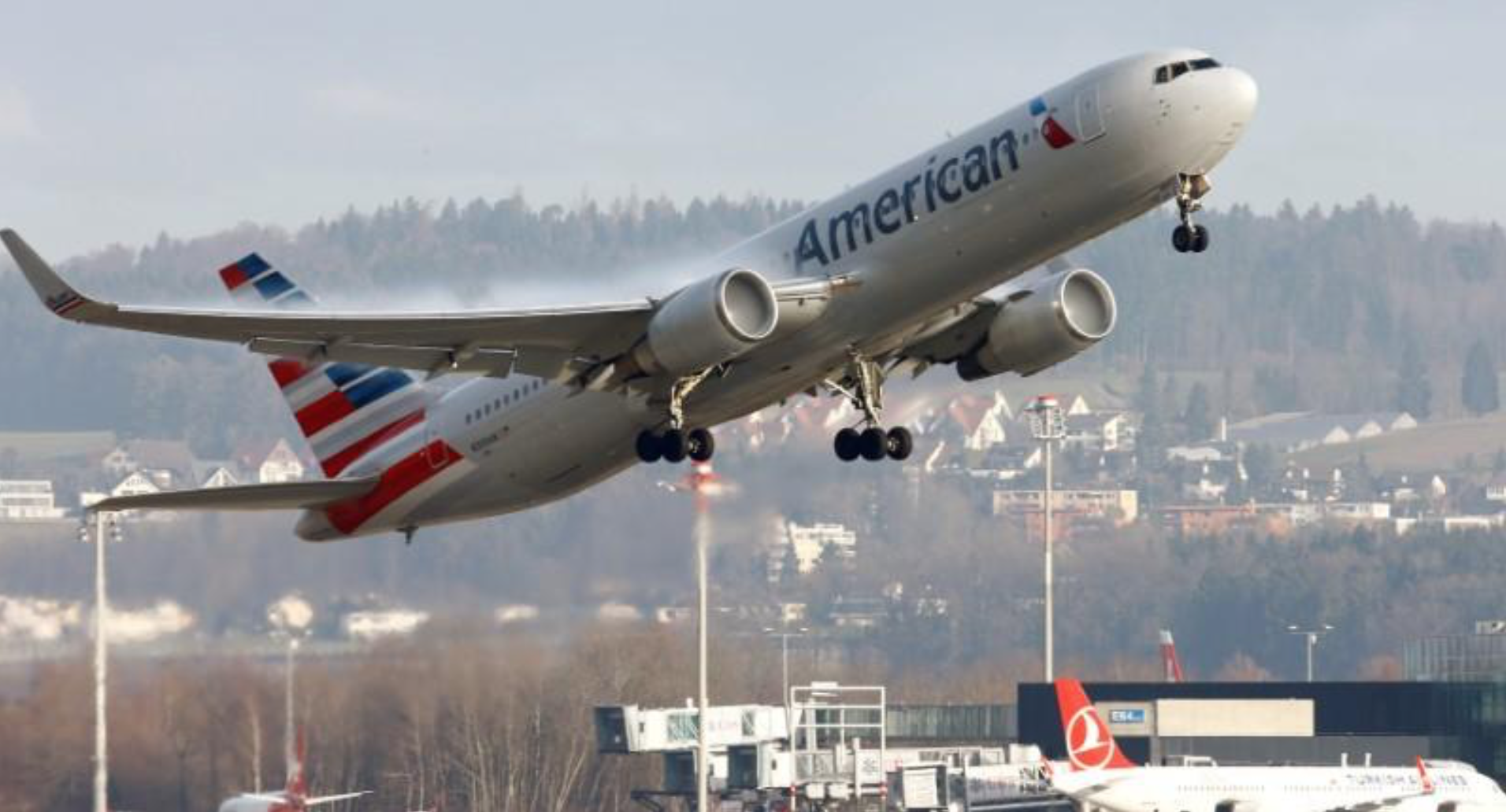 American Airlines Resumes Flying Over Russia Airspace After Halt